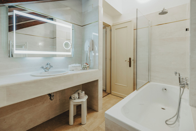 Bathroom 5, Hotel Giorgione, Venezia