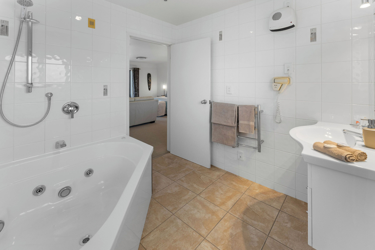 Bathroom 3, Avalon Manor Motel, Tasman