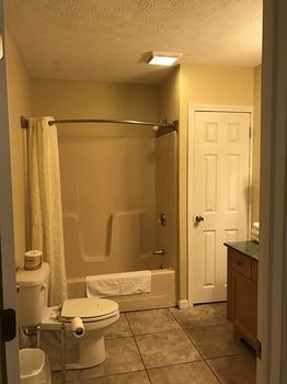 Bathroom 3, エグジット 5 リゾート & コンドミニアム, York
