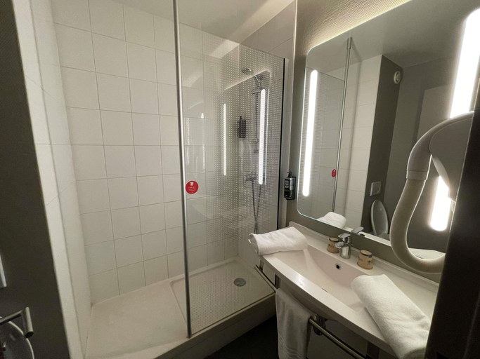 Bathroom 3, ibis Compiègne, Oise