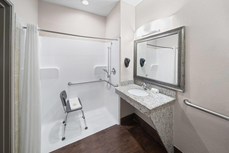 Bathroom 4, Super 8 by Wyndham San Antonio/Alamodome Area, Bexar