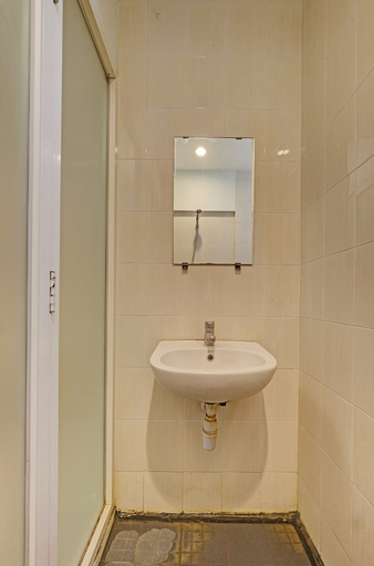 Bathroom 3, Super OYO 389 Sky Guesthouse, Semarang