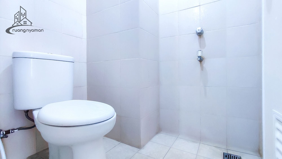 Bathroom 4, Apartmen Serpong GreenView byRuangNyaman, South Tangerang