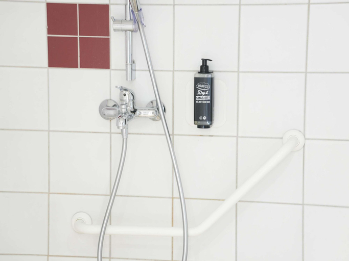 Bathroom 5, ibis budget Caen Porte de Bretagne, Calvados