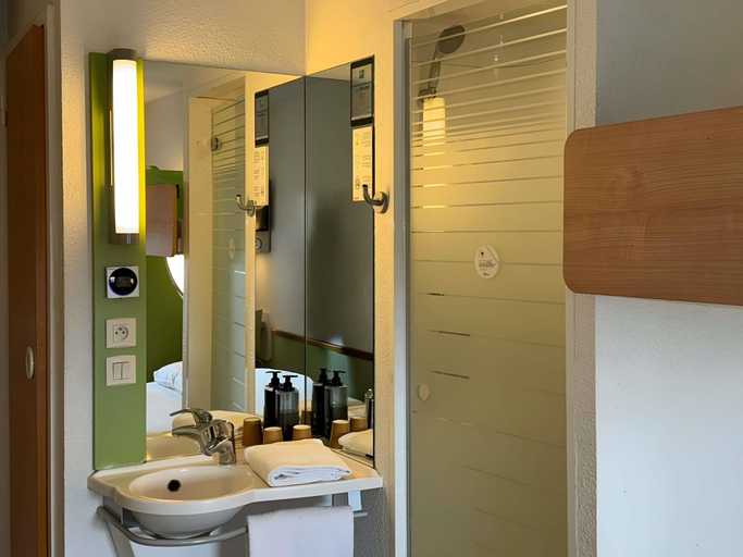 Bathroom 4, Ibis Budget Cosne-Sur-Loire, Nièvre