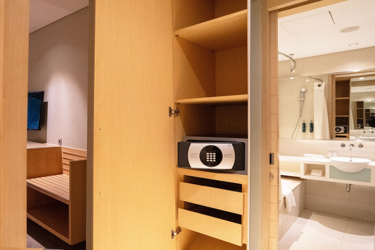 Bathroom 3, DoubleTree by Hilton Jakarta Kemayoran, Jakarta Utara
