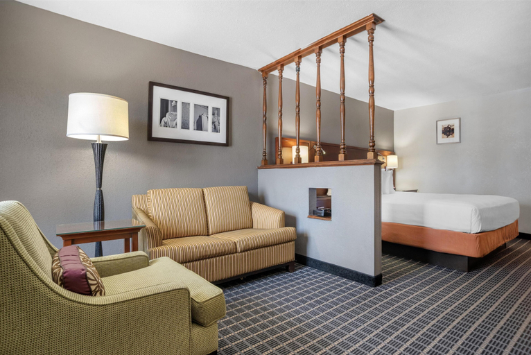 Bedroom 3, SureStay Plus Hotel by Best Western Greenwood, Leflore