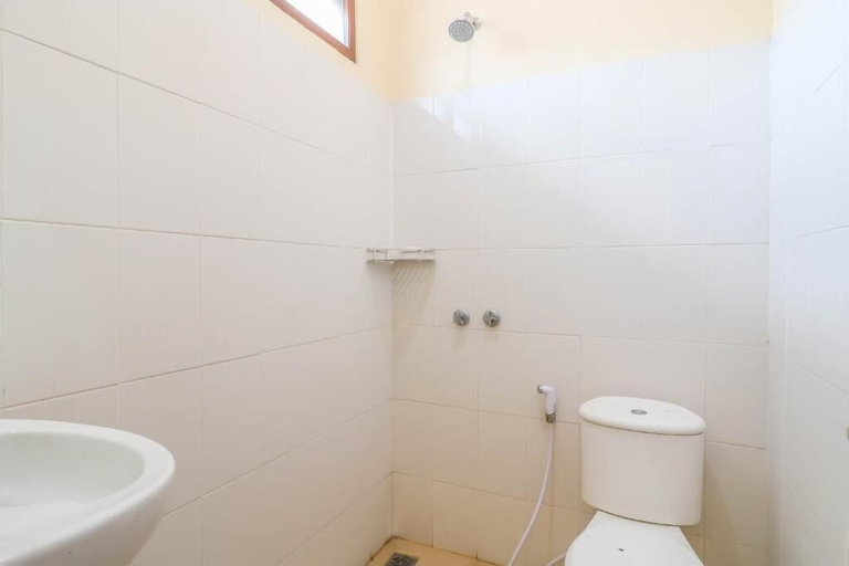 Bathroom 4, Miraa Guest House & Resto, Denpasar