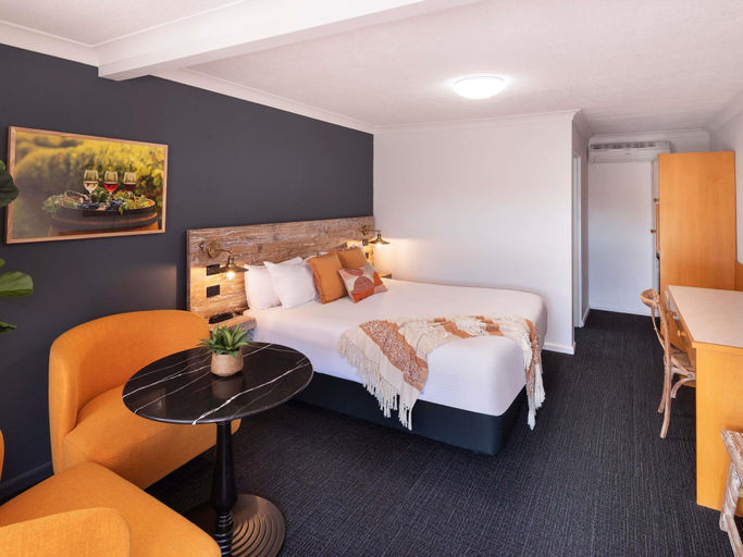 Bedroom 3, ibis Styles Orange, Orange
