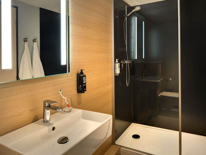 Bathroom 5, ibis Vichy, Allier
