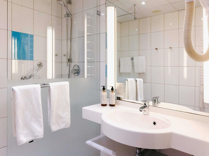 Bathroom 5, Novotel Krakow City West, Kraków City