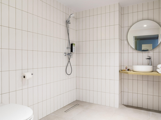 Bathroom 4, ibis Styles Paris Saint Denis Pleyel, Seine-Saint-Denis