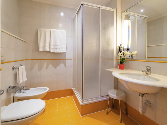 Bathroom 4, ibis Styles Napoli Garibaldi, Napoli