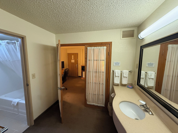 Bathroom 5, Rodeway Inn Hesston, Harvey