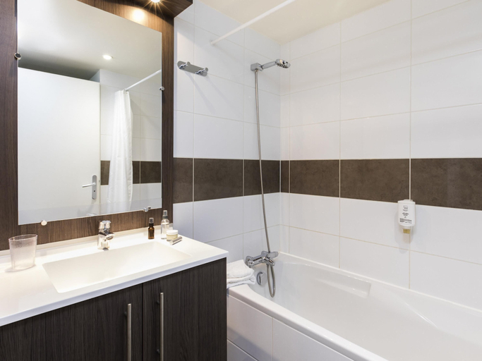 Bathroom 4, Aparthotel Adagio Access Strasbourg Petite France, Bas-Rhin