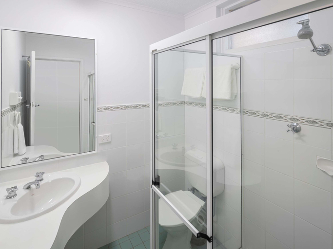 Bathroom 5, ibis Styles Orange, Orange