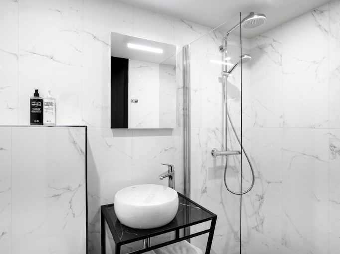 Bathroom 4, ibis Styles Amsterdam Amstel, Amsterdam