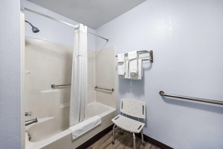 Bathroom 4, Super 8 by Wyndham Colorado Springs Peterson Space Force, El Paso
