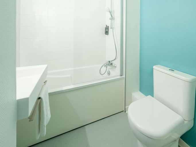 Bathroom 5, ibis budget Nantes Sainte-Luce - Hôtel Rénové, Loire-Atlantique