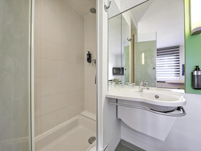 Bathroom 4, ibis budget Katowice Centrum, Będzin