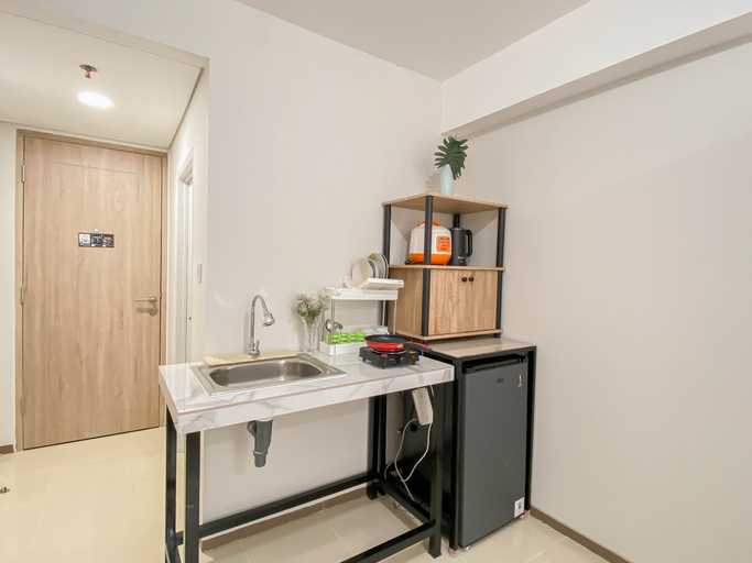 Others 2, Modern Minimalist with Wooden Touch Studio at Apartment Meikarta By Travelio, Cikarang