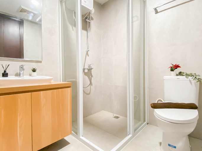 Bathroom 5, 2BR at Apartment Pollux Chadstone Cikarang By Travelio, Cikarang