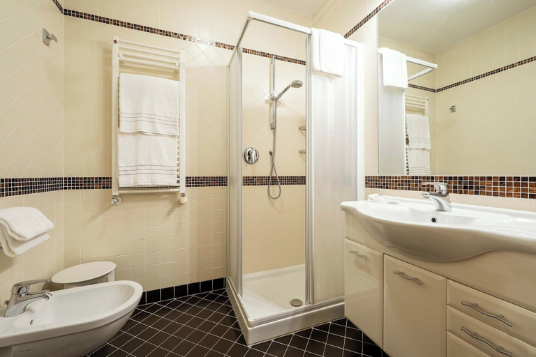 Bathroom 4, Hotel Aquila, Belluno