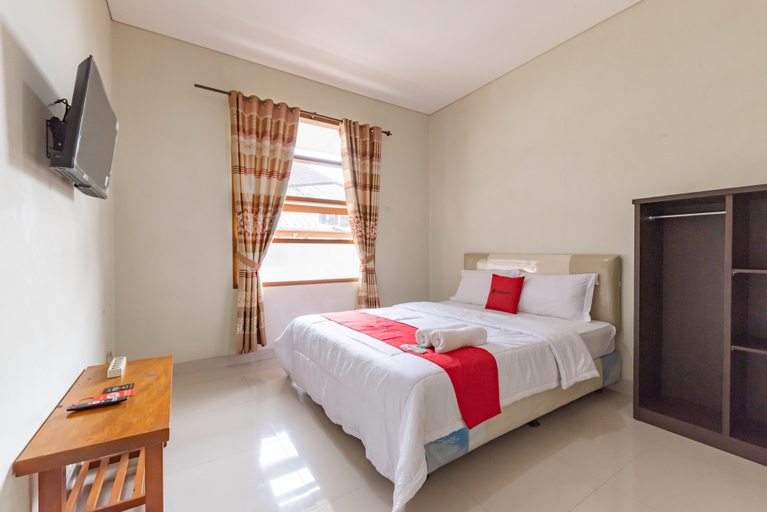 RedDoorz @ Cisarua Puncak Bogor - Tap to explore photos