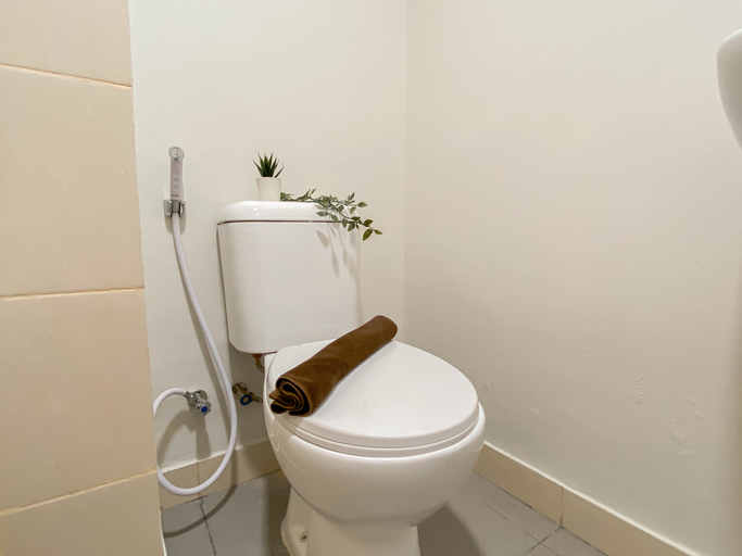 Bathroom 5, Modern Minimalist with Wooden Touch Studio at Apartment Meikarta By Travelio, Cikarang