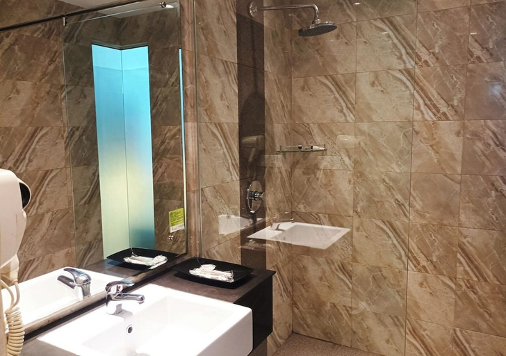 Bathroom 3, King's Hotel Nagoya Batam, Batam