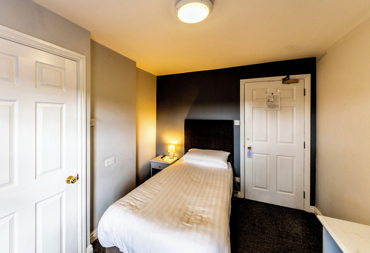 Bedroom 2, The Lion Hotel, Derbyshire