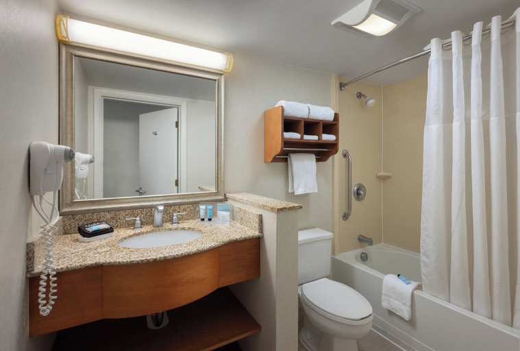 Bathroom 5, LONG CREEK HOTEL by IHG, Cumberland