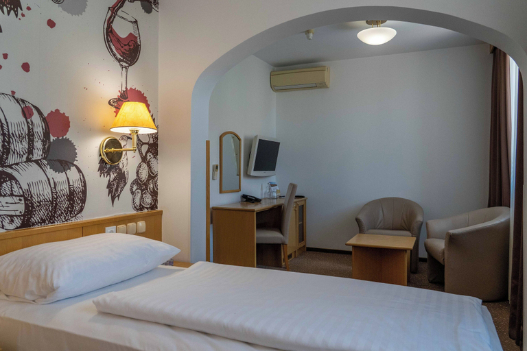 Bedroom 2, Hotel Piramida, Maribor