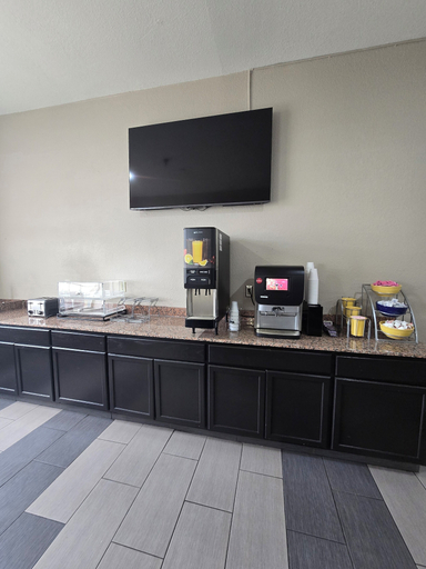 Food & Drinks 5, Super 8 by Wyndham Kansas City, Kansas City