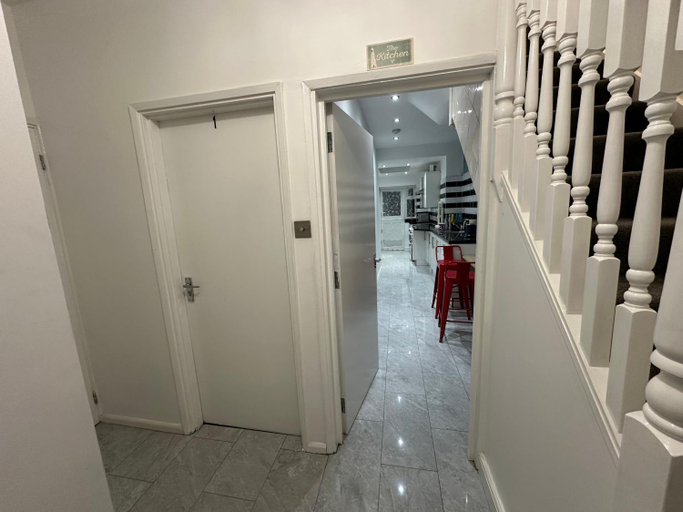 Others 5, Beautiful Double Room with Free Wi-Fi and free parking, London