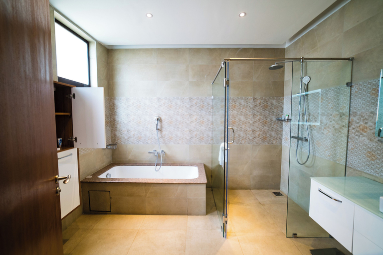 Bathroom 5, Lake Victoria Serena Golf Resort & Spa, Jinja