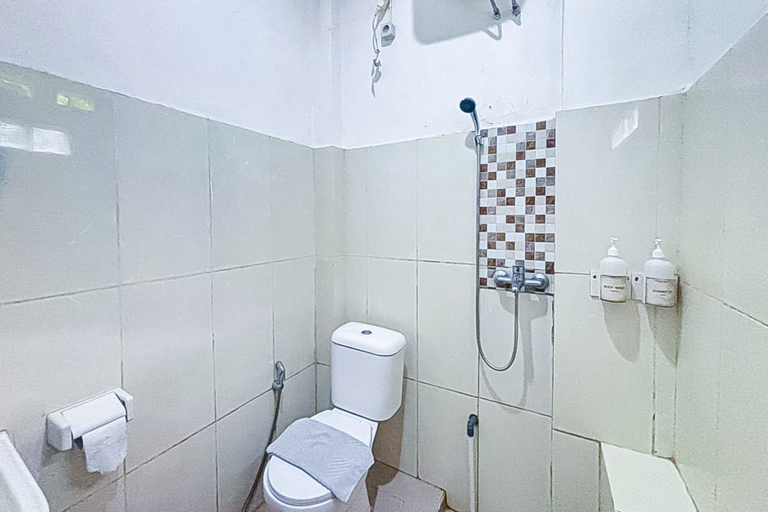 Bathroom, Garden View near Batu Tulis RedPartner, Bogor