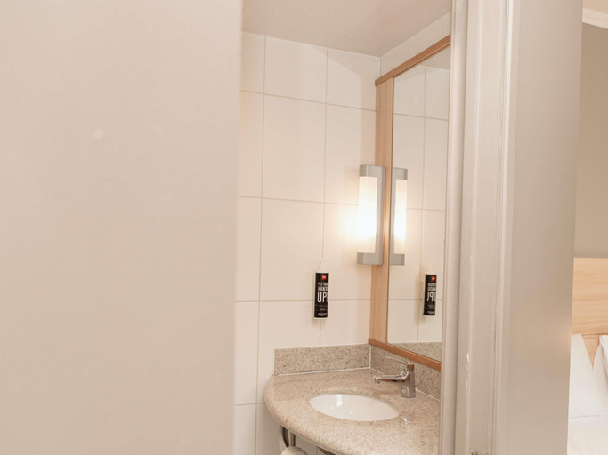 Bathroom 5, ibis Santiago Las Condes, Cordillera