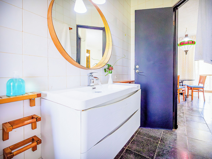 Bathroom 4, Kombo Beach Resort, Kanifing