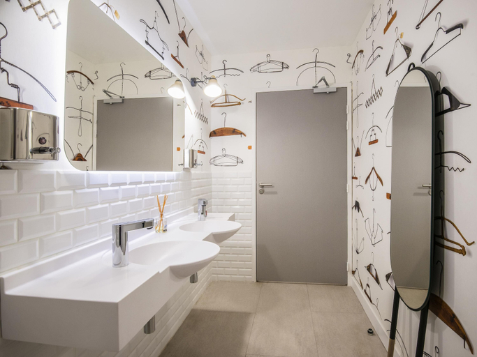 Bathroom 3, ibis Styles Nice Cap 3000 Airport, Alpes-Maritimes