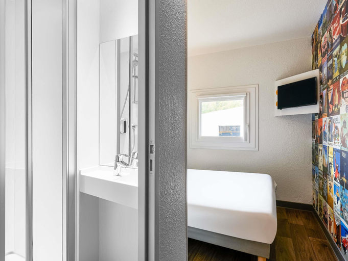 Bedroom 2, hotelF1 Annecy Argonay, Haute-Savoie