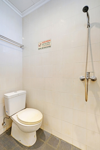 Bathroom 2, Super OYO 389 Sky Guesthouse, Semarang