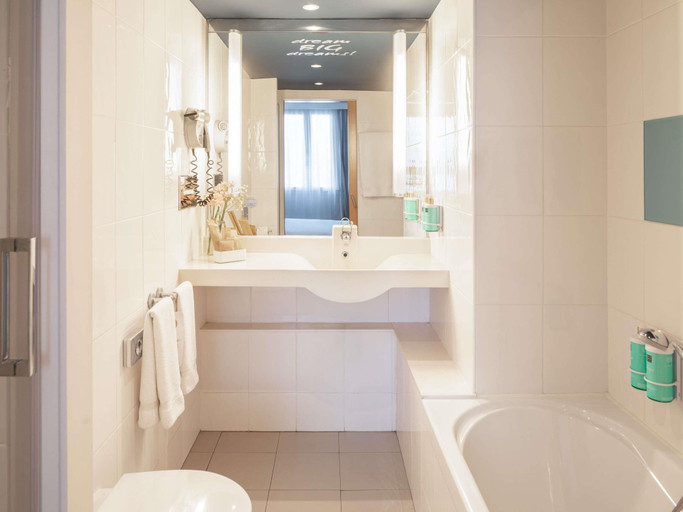 Bathroom 5, Novotel Barcelona Cornella, Barcelona
