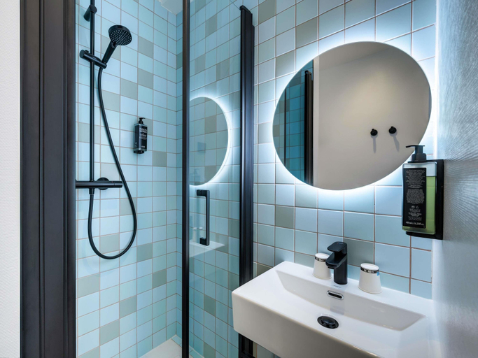 Bathroom 4, ibis Styles Paris Cadet Lafayette, Paris
