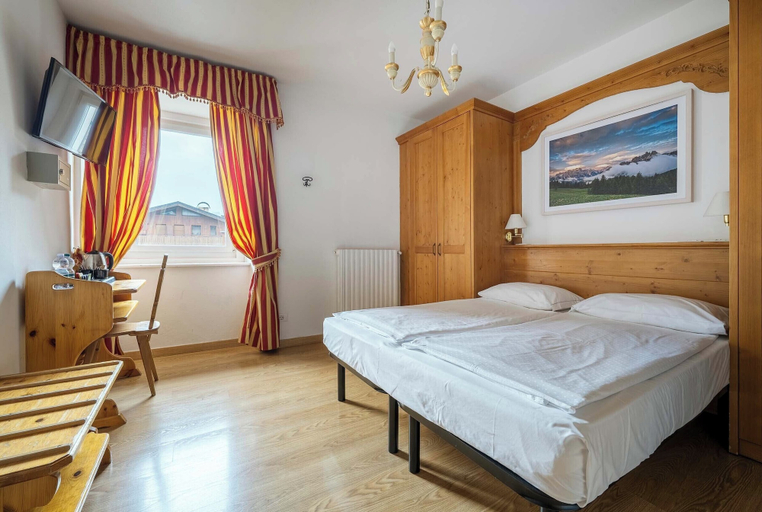 Bedroom 3, Hotel Aquila, Belluno