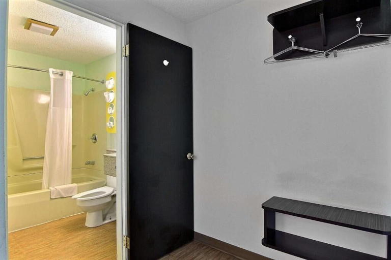 Bathroom, Ameri Vu Inn, Iroquois