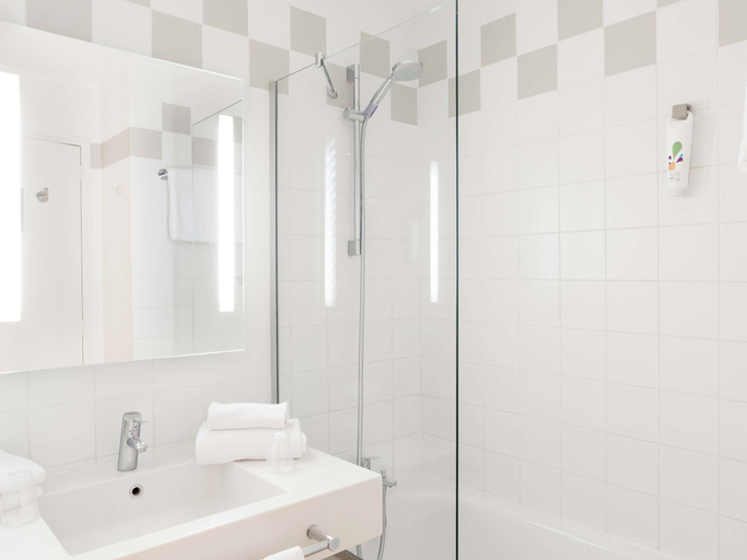 Bathroom 5, ibis Styles Paris Gare de l'Est Chateau Landon, Paris