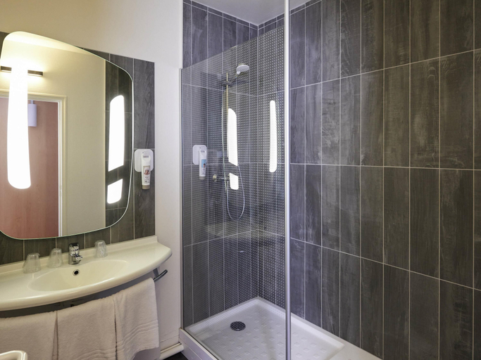 Bathroom 3, ibis Cholet, Maine-et-Loire