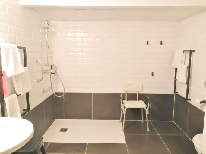 Bathroom 5, Campanile Poitiers Sud, Vienne