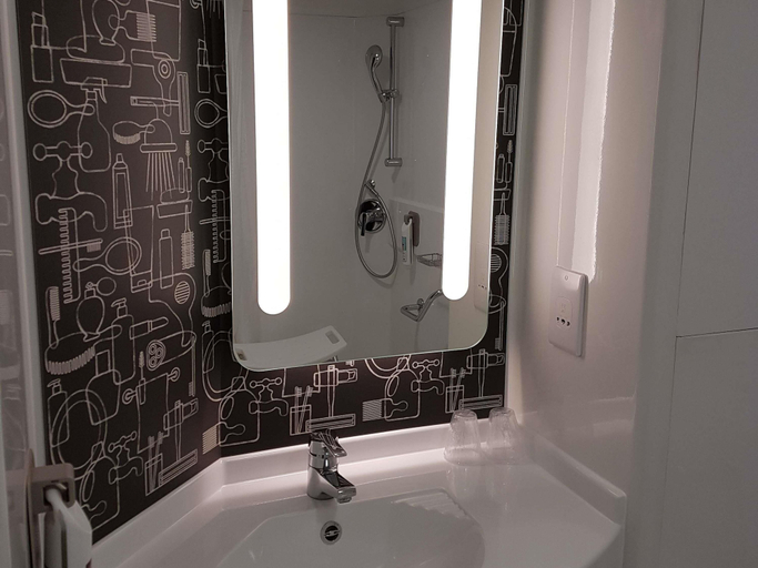 Bathroom 3, ibis Liverpool Centre Albert Dock - Liverpool One, Sefton
